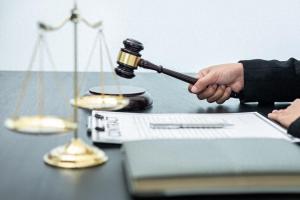 紅星新聞：13歲學(xué)生邀同學(xué)踢球摔傷致殘，家長索賠19萬余元被駁回