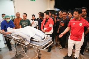 悲劇??一名25歲印尼球迷看球時突發(fā)哮喘，經(jīng)搶救后不幸離世