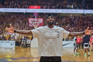 耐克曬官方集錦回顧詹姆斯中國行：誰不想在詹姆斯面前打出名堂