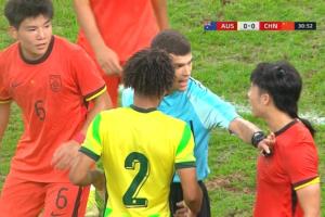 澳大利亞球員明知死球仍射空門，主裁判口頭警告未出牌