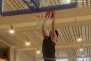 新獅們陸續(xù)報到，訓練時的球館也變得更“熱鬧”了??