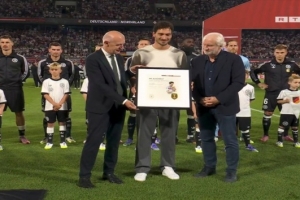 德國隊賽前為胡梅爾斯辦致敬儀式：外腳背先生，感謝你的一切