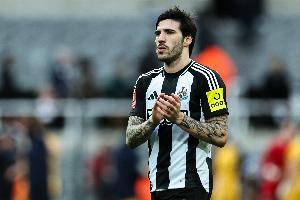 托納利：在英超踢球?qū)ξ液苡袔椭訄D索喚醒了我們的斗志與熱情