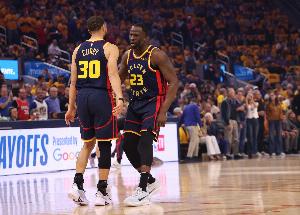 庫(kù)里新書談追夢(mèng)：我們最初就展現(xiàn)默契 把球給他就能做出正確選擇