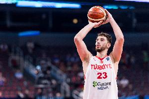 身手全能！申京半場7中3拿到10分6板6助2斷 罰球5中4