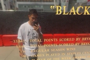 趙繼偉社媒曬在斯臺普斯中心外參觀科比雕像視頻：8  24??