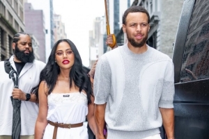 庫(kù)里夫婦和老庫(kù)里現(xiàn)身美網(wǎng)決賽 庫(kù)里被驚出表情包 阿耶莎妝容絕美