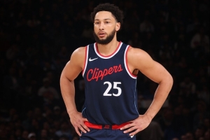 美記：在西蒙斯表態(tài)自己無意簽?zāi)峥怂购?伯尼-李決定與其分道揚鑣