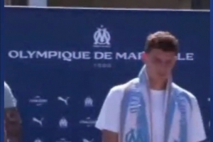 法媒：帕瓦爾受到馬賽球迷歡迎，約50名球迷在機(jī)場接機(jī)