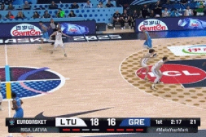 利刃穿心！字母哥凌波微步直殺內(nèi)線 奮力隔人暴扣打成2+1