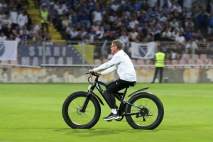 腳踝有傷！奧地利主帥朗尼克賽后騎電動(dòng)自行車謝場(chǎng)