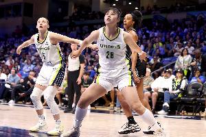 李月汝談佩奇：看起來(lái)酷酷的 實(shí)際上像個(gè)小孩一樣愛(ài)開(kāi)玩笑