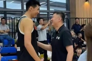 冰釋前嫌！徐昕和杜鋒指導(dǎo)相談甚歡 相互握手致意