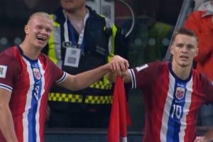 雙子星??挪威11-1狂勝，哈蘭德與厄德高一起扶角旗竿慶祝