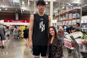 球迷在超市偶遇楊瀚森表示會為其加油 小楊回復(fù)：非常感謝！