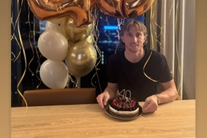 姆巴佩轉(zhuǎn)發(fā)莫德里奇慶生照片：生日快樂，兄弟??