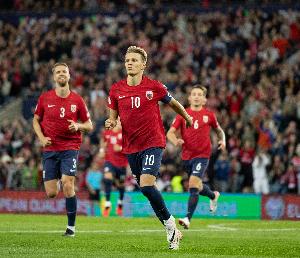 厄德高：比賽中我們非常專注，沒有人因?yàn)橐鄡魟偾蚨陡袎毫? >
                                        </div>
                                    </div>
                                    <div   id=