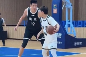 徐中鋒間的對(duì)決！徐杰背身單打徐昕 然后以后撤步中投命中