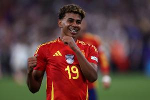 尼哈特：18歲亞馬爾是令人難以置信的球員，他在比賽中會(huì)努力協(xié)防