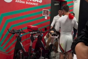 偶像！索博賽后找C羅交換球衣，C羅承諾回到主場(chǎng)再給球衣