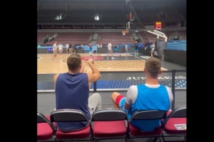 提前進(jìn)入比賽模式？東契奇賽前熱身坐在替補(bǔ)席命中超遠(yuǎn)三分！