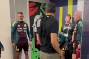 師徒重逢！墨西哥主帥阿吉雷賽后與李剛?cè)室娒娌㈤_玩笑