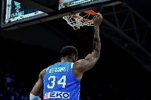 沖擊力十足！字母哥半場9中6貢獻(xiàn)15分2板2斷 罰球5中3