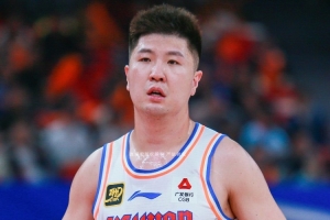 上賽季場均6.3分1.4板！劉煒：王薪凱新賽季有望加盟新疆男籃