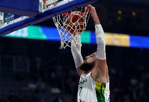 攻防一把抓！瓦蘭半場8中6獨得15分7板 罰球3中3