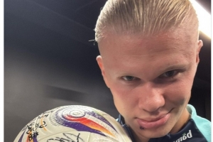 打進(jìn)5球！哈蘭德社媒曬比賽用球，露出邪魅笑容????