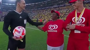 感動(dòng)！??凱塞多媽媽為厄瓜多爾比賽送球，球員跑向媽媽深情擁抱