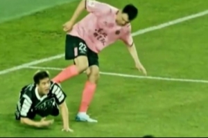 太有節(jié)目效果了！東北明星足球超級聯(lián)賽 李曉旭一腳踢飛郭艾倫