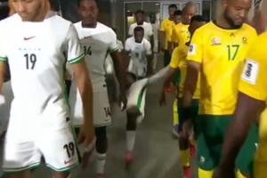 把自己整笑了??前萊斯特城中場恩迪迪入場時滑倒，帶倒身后隊友