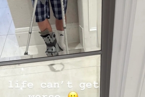15歲小魯尼社媒曬照拄拐：生活無法比這更糟糕了