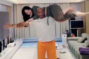 馬布里和老婆進(jìn)行睡美人挑戰(zhàn)：這個我也行 80歲也照樣把你舉起來