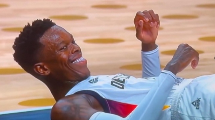 造到東契奇進攻犯規(guī) 施羅德躺在地上面露微笑