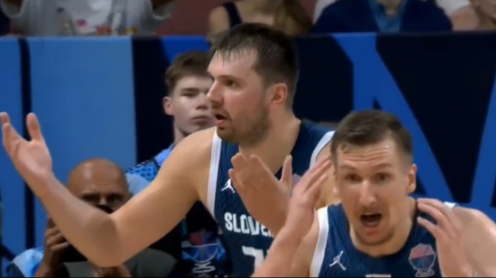 羅突破倒地裁判響哨 東契奇和赫羅瓦特等三人極度驚恐抱頭不解