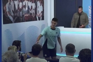 有禮貌??在新聞發(fā)布會(huì)之前，帕瓦爾與現(xiàn)場(chǎng)所有記者握手