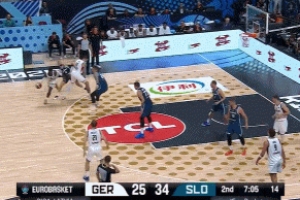 穿針引線！施羅德送精彩擊地砸傳 泰斯接球拉桿上籃打中