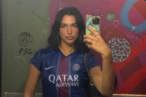 名人球迷！巴黎官方曬歌手DUA LIPA穿巴黎球衣照