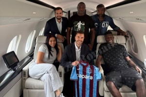 奧納納與家人、經(jīng)紀(jì)人在飛機上合影，展示特拉布宗體育球衣