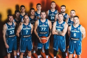 止步八強！東契奇社媒曬全隊合影：盡力了！為你們感到驕傲??