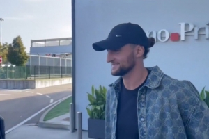 笑容滿面！拉比奧特抵達米蘭，并對鏡頭說了句“forza Milan”