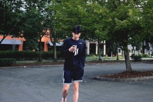 楊瀚森工作室官博曬小楊近照：波特蘭的秋??