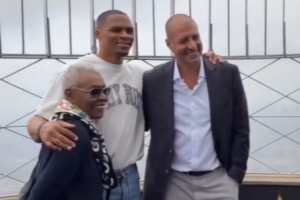 時尚潮男！威少出席紐約時裝周 點亮帝國大廈燈光為活動助力