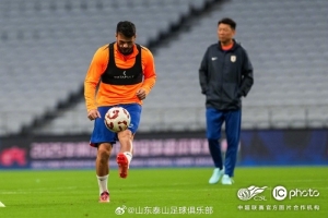 山東泰山在進(jìn)行賽前踩場(chǎng)訓(xùn)練，積極備戰(zhàn)明天與上海申花的中超聯(lián)賽