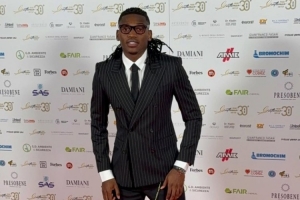 萊奧正裝出席頒獎典禮：傷病還沒康復不能冒險，我能踢中鋒或邊鋒