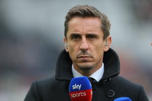 加里-內(nèi)維爾：馬杜埃凱在右路非常出色，薩卡可以改踢左路嗎？