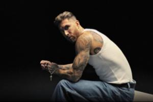 好聽下次別唱了??評論員：拉莫斯新歌太難聽，放球場上該吃紅牌