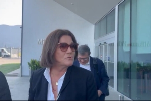 和兒子飛抵米蘭城！母親：加盟米蘭一直是拉比奧特的首選